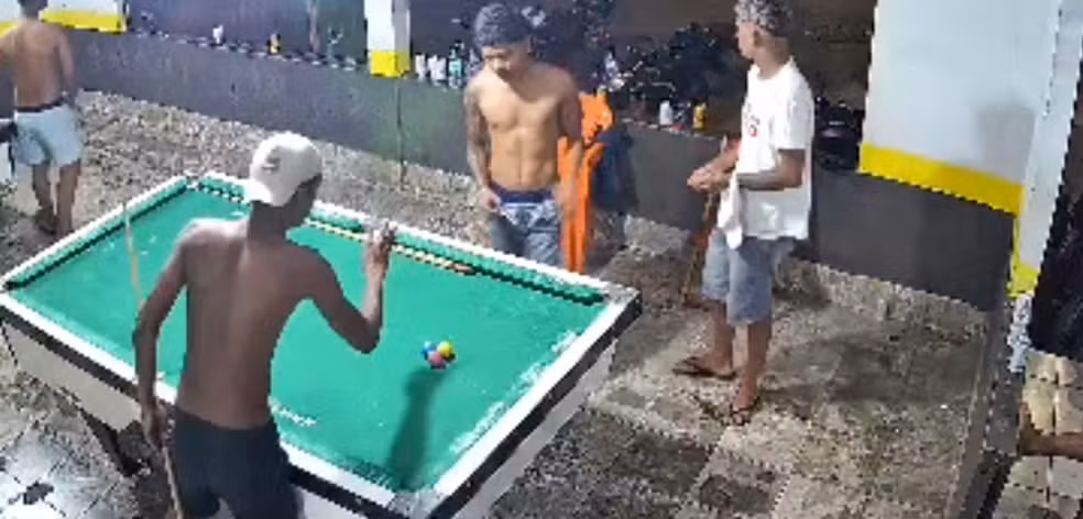 Richard (no meio) estava jogando sinuca antes de ser assassinado -