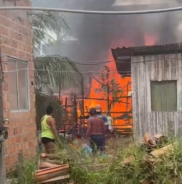 Segundo as primeiras informações, o fogo começou em um colchão e se espalhou rapidamente.