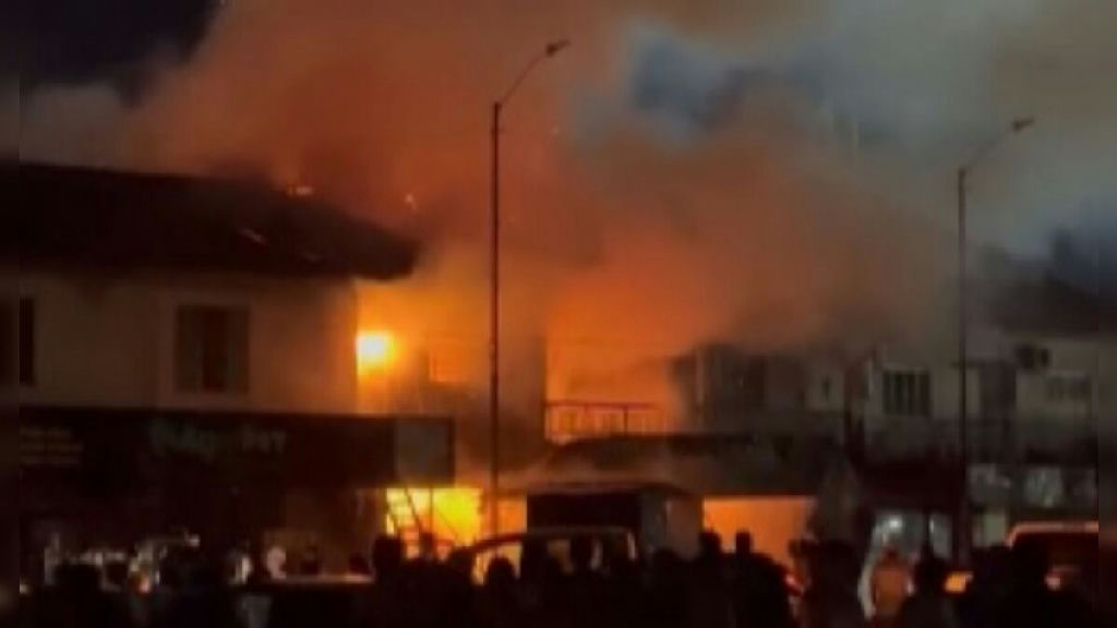 Segundo o Corpo de Bombeiros, houve perda total nas lojas atingidas -