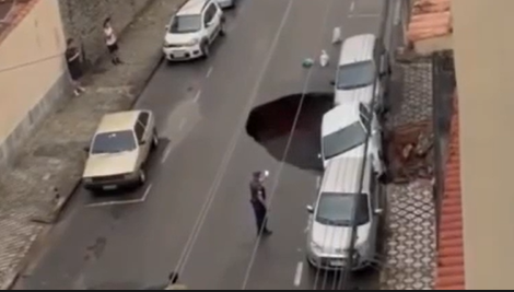 Tubulação de 80 anos rompe durante temporal e cratera engole dois carros no Sul Fluminense