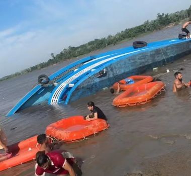 Imagem - Embarcação com passageiros e cargas naufraga após bater em tronco submerso no interior do Amazonas