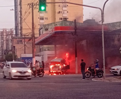 (A ocorrência chamou a atenção de moradores, pedestres e motoristas que passavam pelo cruzamento.)