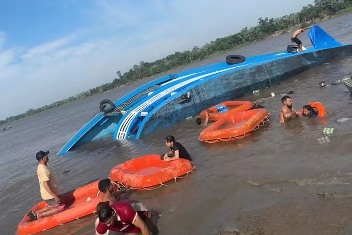 Imagem - Embarcação com passageiros e cargas naufraga após bater em tronco submerso no interior do Amazonas