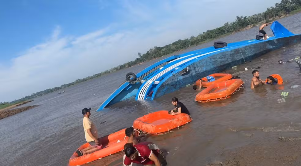 Embarcação virou após felizmente todos os passageiros deixarem ele com segurança -