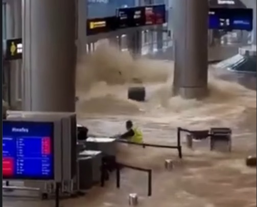 Enchentes levaram bagagens e provocou caos no aeroporto de Bangkok -