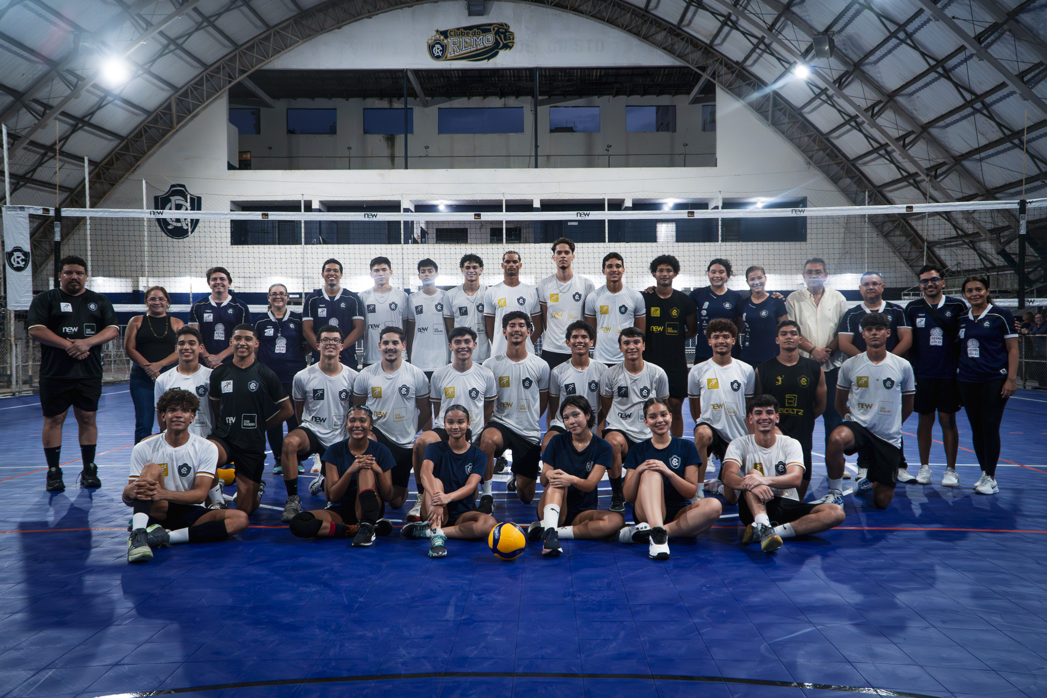Equipes de vôlei do Leão na nova quadra do Serra Freire - 