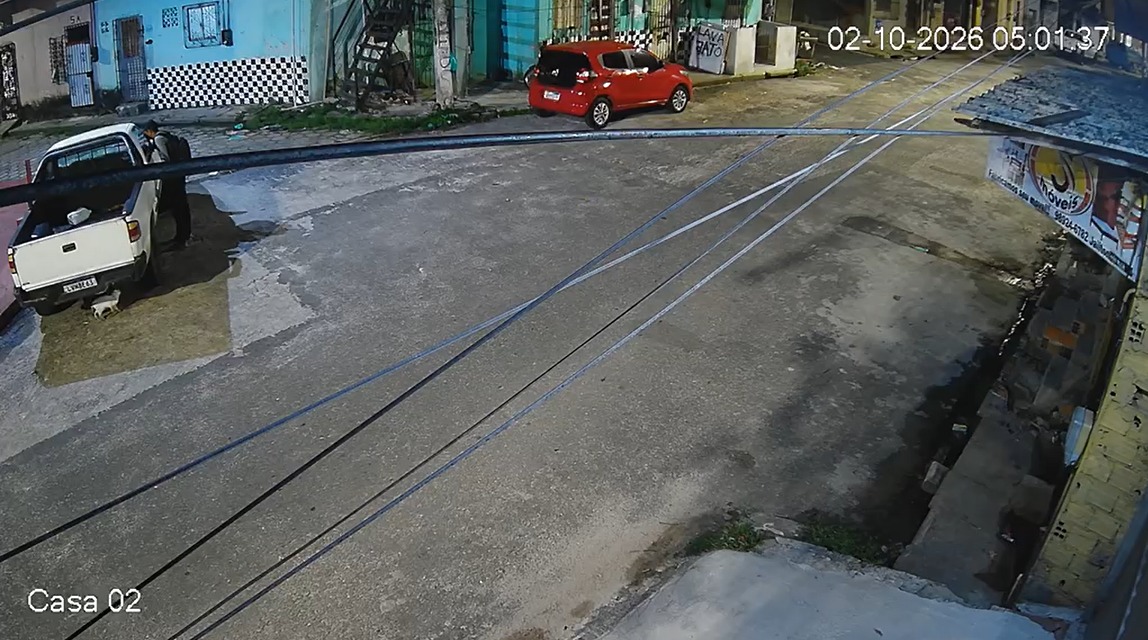 (Nas imagens, o suspeito aparece durante a ação e consegue levar o veículo. O homem ainda não foi identificado pelas autoridades.)