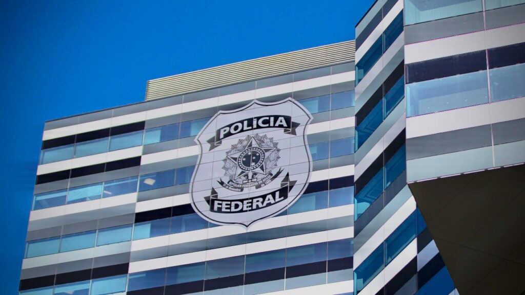 Polícia Federal cumpriu, nesta sexta-feira (2), dois mandados de busca e apreensão em São Paulo e no entorno do Distrito Federal.