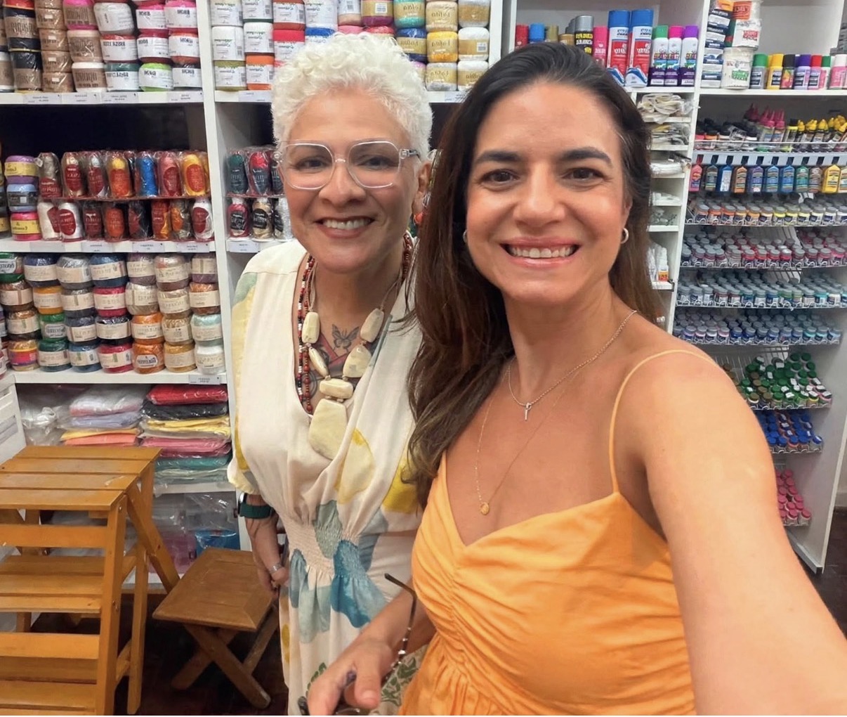 Paulinha Brasil Rocha, aí na foto com a amiga e cliente, Lia Paraense, festeja o sucesso da nova unidade da Arte & Costura, agora na José Malcher, onde tem sido realizados muitos cursos de artesanato.