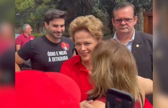 Dilma Rousseff é recebida com apoio e vaias durante votação em Belo Horizonte