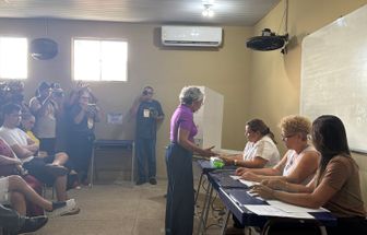 Araceli Lemos, do PSOL, vota em escola no bairro do Parque Verde, em Belém