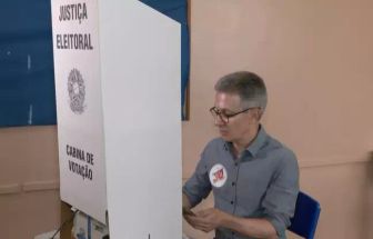 Romeu Zema é flagrado usando celular na cabine de votação em Araxá