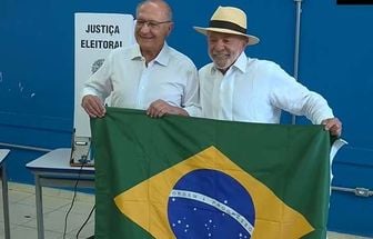 Lula vota em São Bernardo do Campo acompanhado de aliados e da família