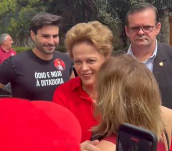Imagem - Dilma Rousseff é recebida com apoio e vaias durante votação em Belo Horizonte