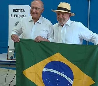Imagem - Lula vota em São Bernardo do Campo acompanhado de aliados e da família