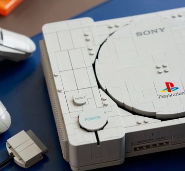 Imagem - LEGO recria PlayStation de 1994 com 1.911 peças; veja detalhes