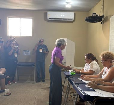 Imagem - Araceli Lemos, do PSOL, vota em escola no bairro do Parque Verde, em Belém