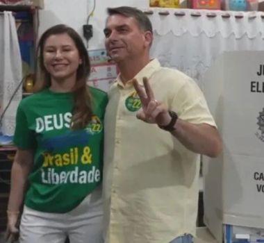 Imagem - Flávio Bolsonaro vota no Rio e diz que eleição pode marcar ‘fim da era do atraso’