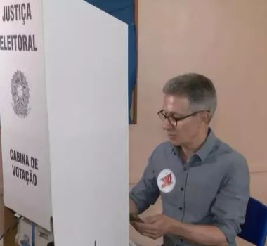 Imagem - Romeu Zema é flagrado usando celular na cabine de votação em Araxá