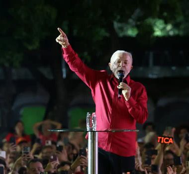 Imagem - Eleitores e imprensa fazem fila para acompanhar voto de Lula em São Bernardo