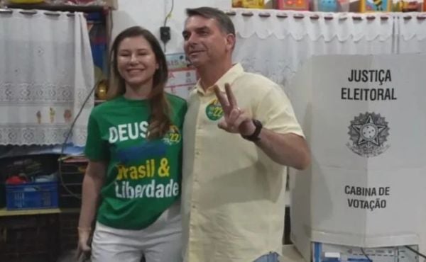 Flávio Bolsonaro vota no Rio e diz que eleição pode marcar ‘fim da era do atraso’