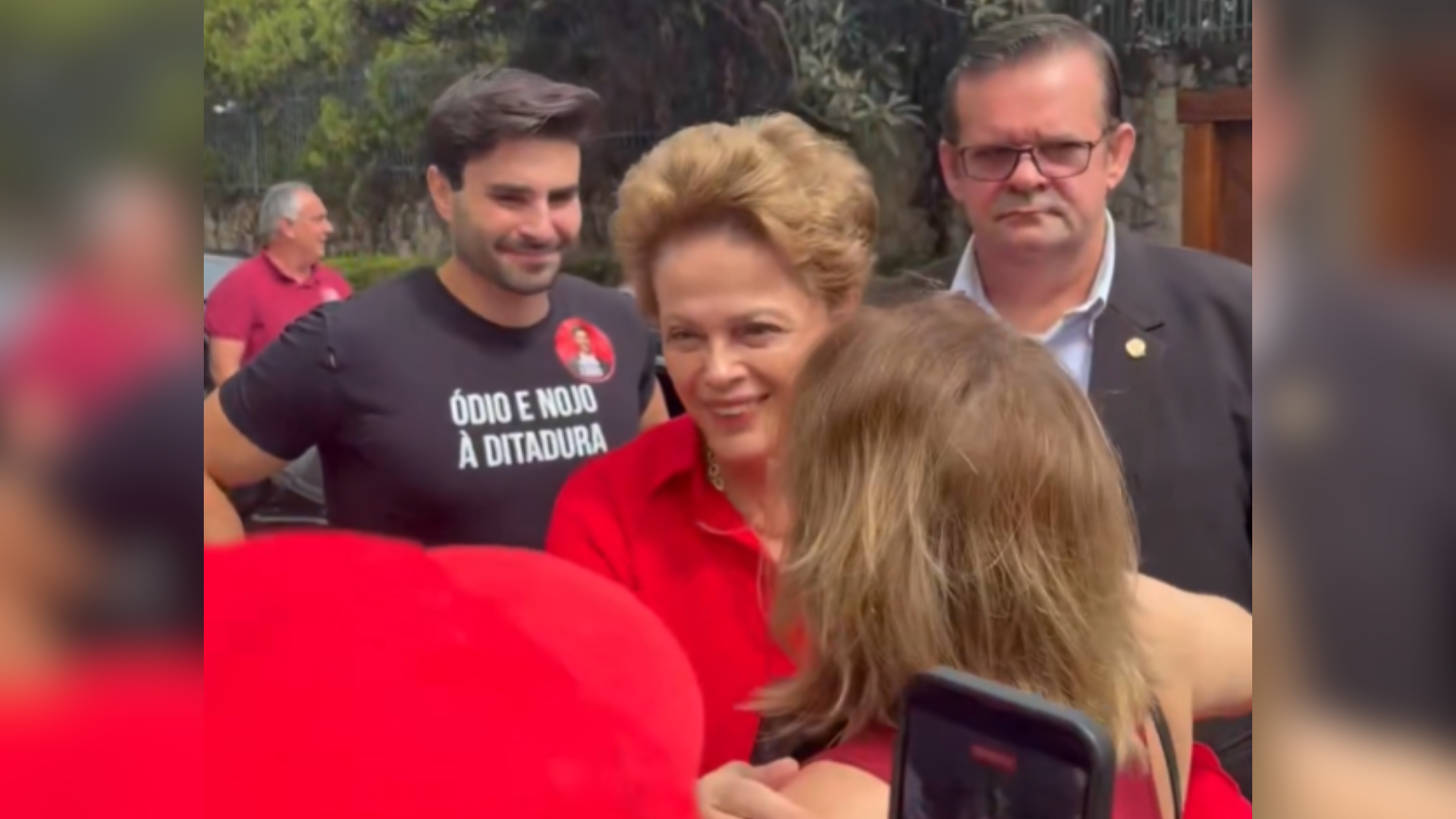 Imagem - Dilma Rousseff é recebida com apoio e vaias durante votação em Belo Horizonte