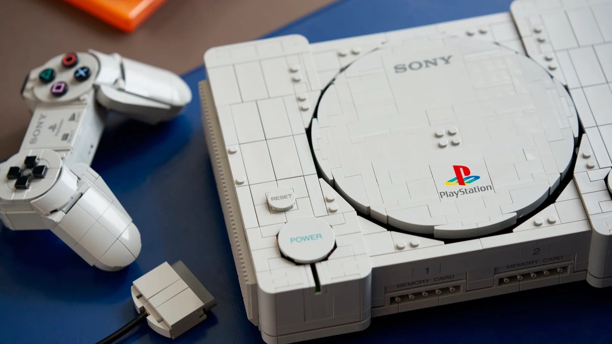 A réplica oficial do console original de 1994 conta com 1.911 peças.