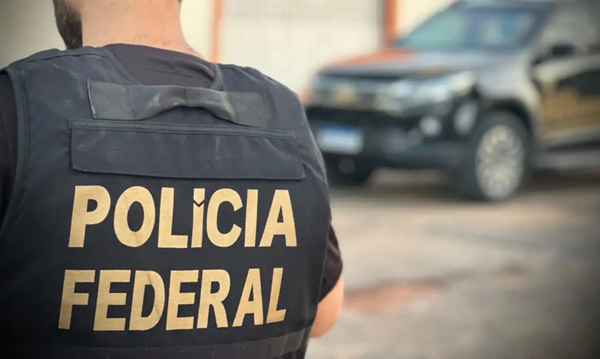 (A suspeita da polícia é que os dispositivos seriam usados para gravar o voto dos eleitores na urna eletrônica.)