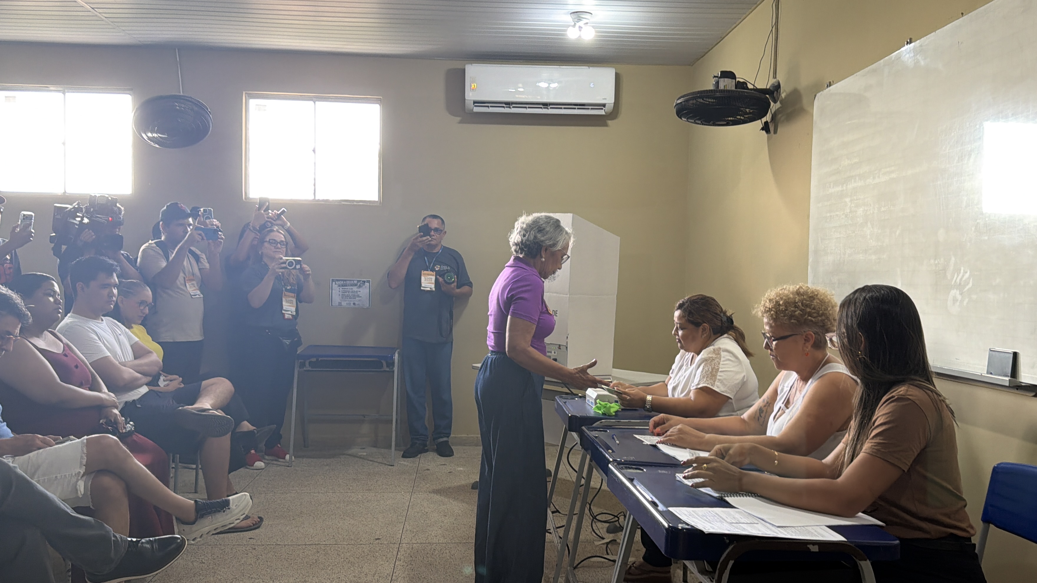 Imagem - Araceli Lemos, do PSOL, vota em escola no bairro do Parque Verde, em Belém