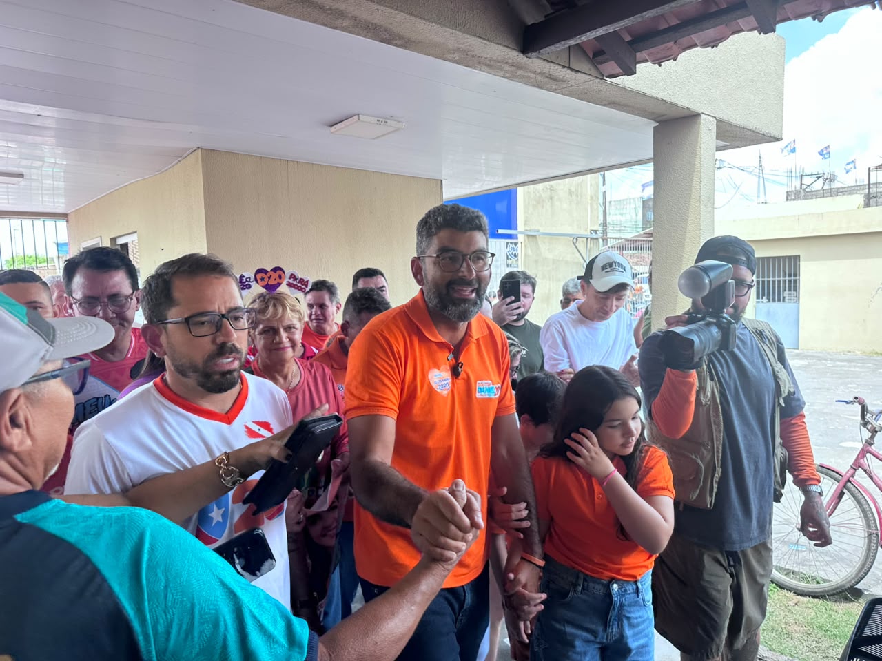 Candidato ao Governo do Pará vota no bairro do PAAR, na manhã deste domingo (4)
