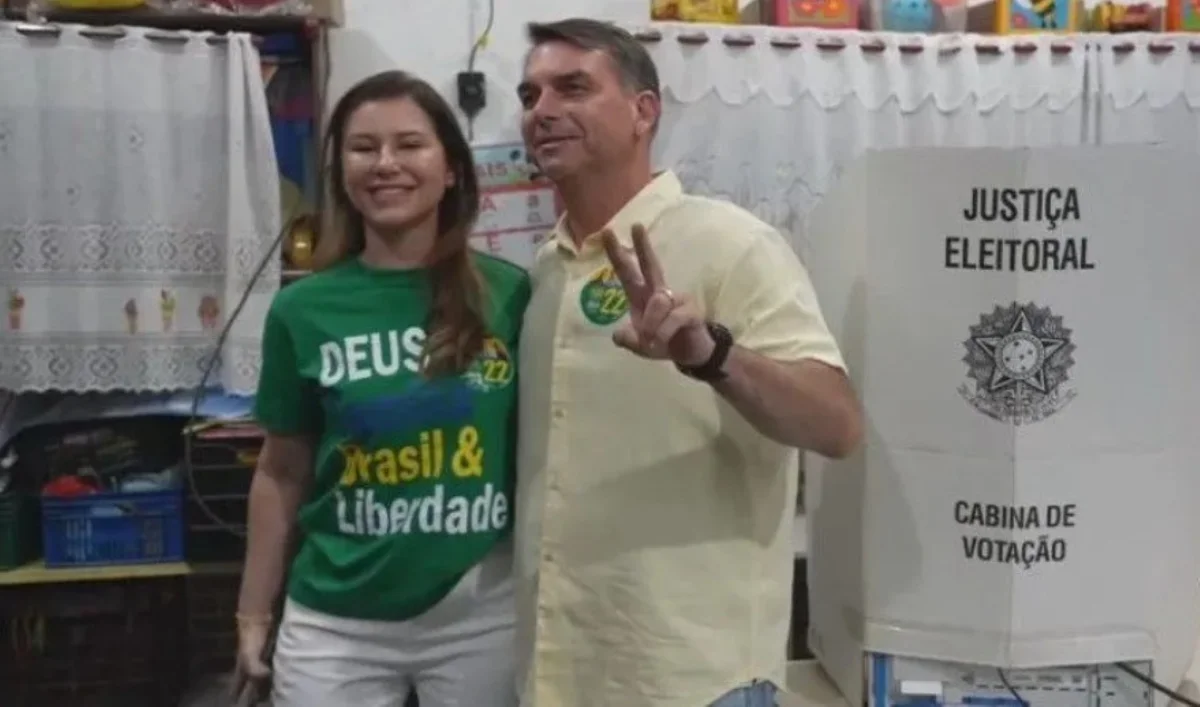 Candidato à Presidência chegou ao local de votação por volta das 8h deste domingo (4), acompanhado da esposa e de familiares