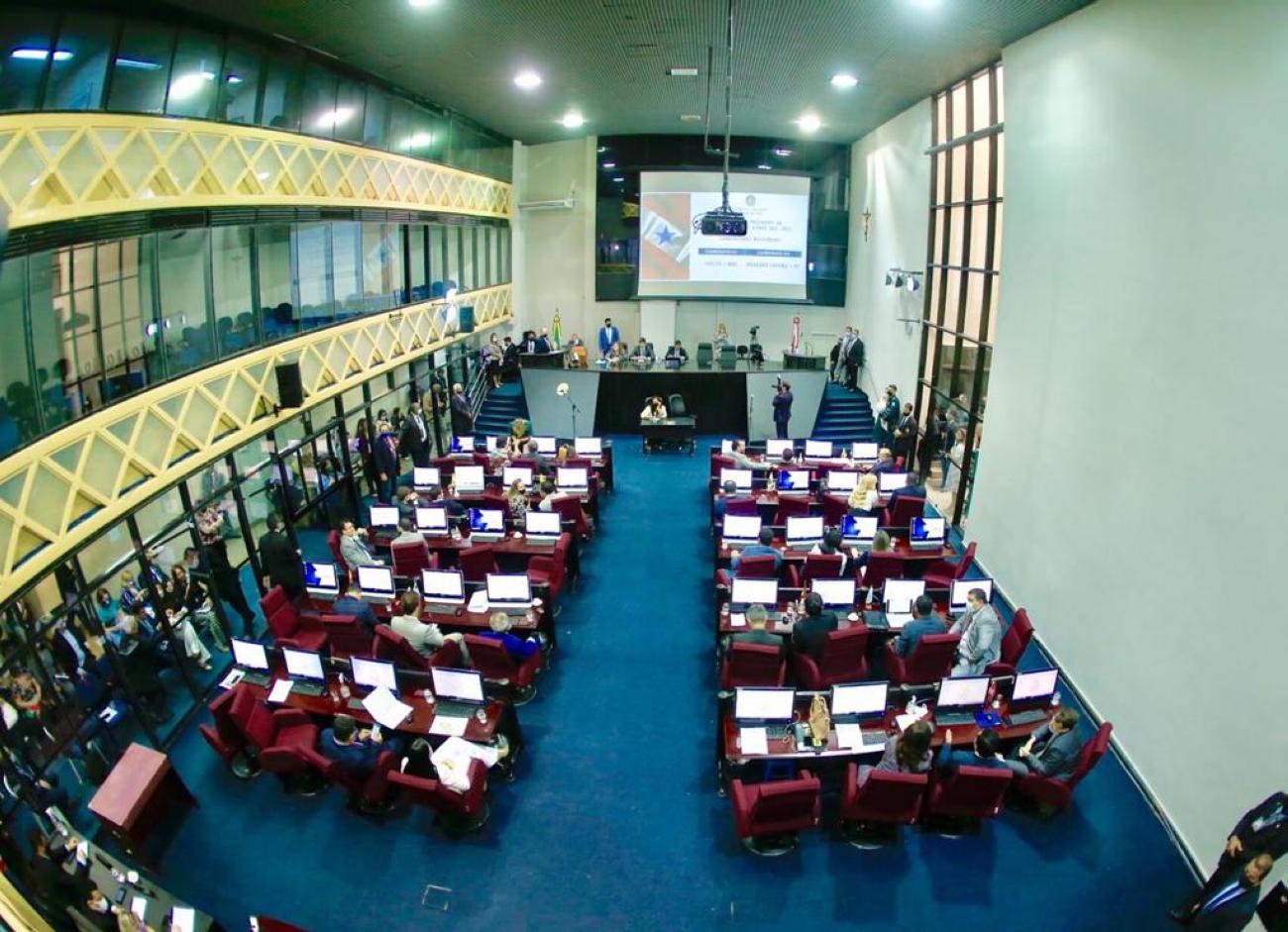 Deputados assumem cadeiras na Alepa - 
