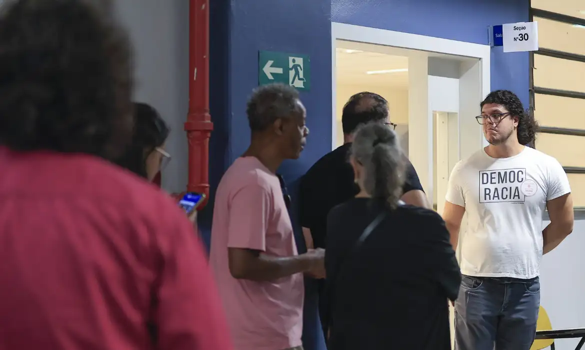 Imagem - Eleitores têm até as 17h para votar neste domingo