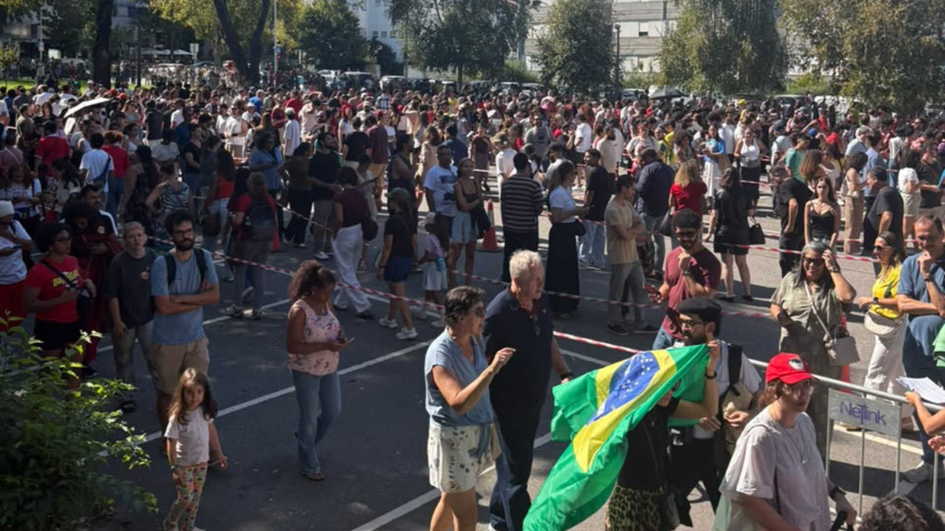 Fila formada antes de iniciar o horário de votação em Porto.
