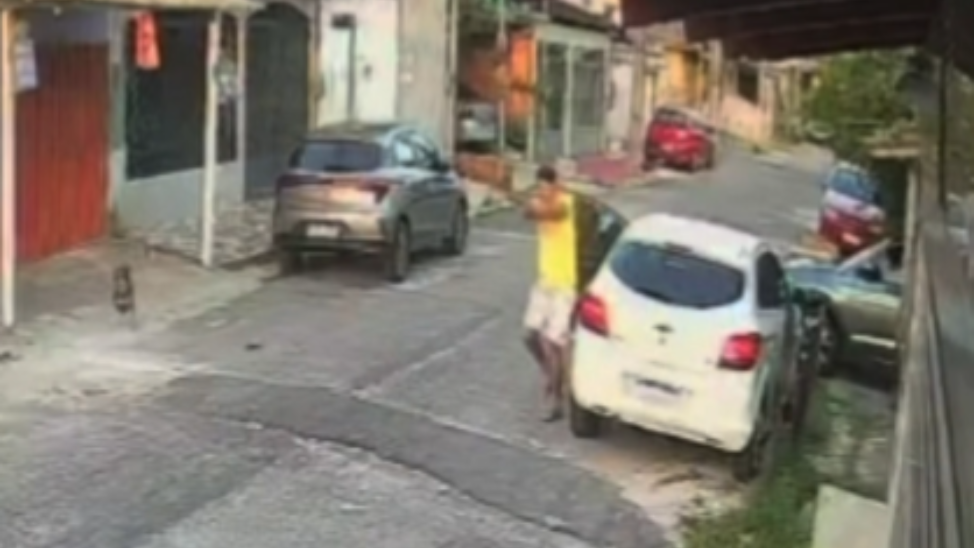 Momento em que o polícia reage à tentativa de homicídio.