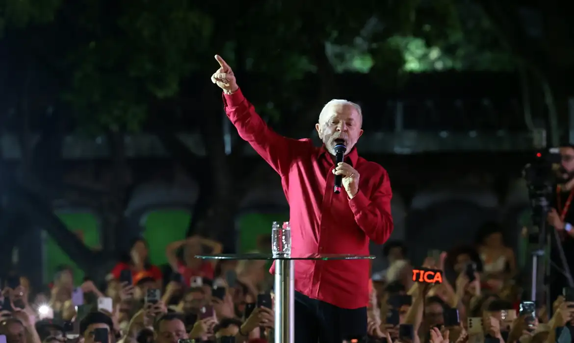Movimentação começou por volta das 7h30 deste domingo (4) na escola onde o presidente e candidato à reeleição deve votar