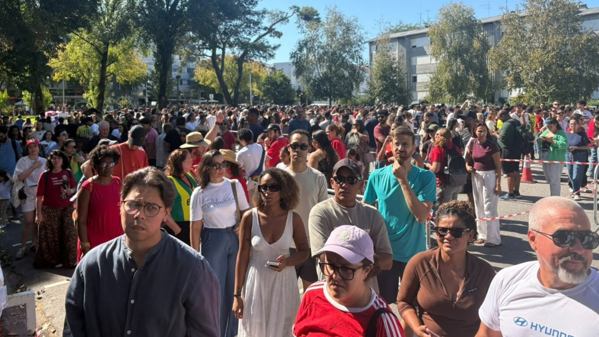 Movimentação de eleitores no Instituto de Educação de Engenharia do Porto, em Portugal.
