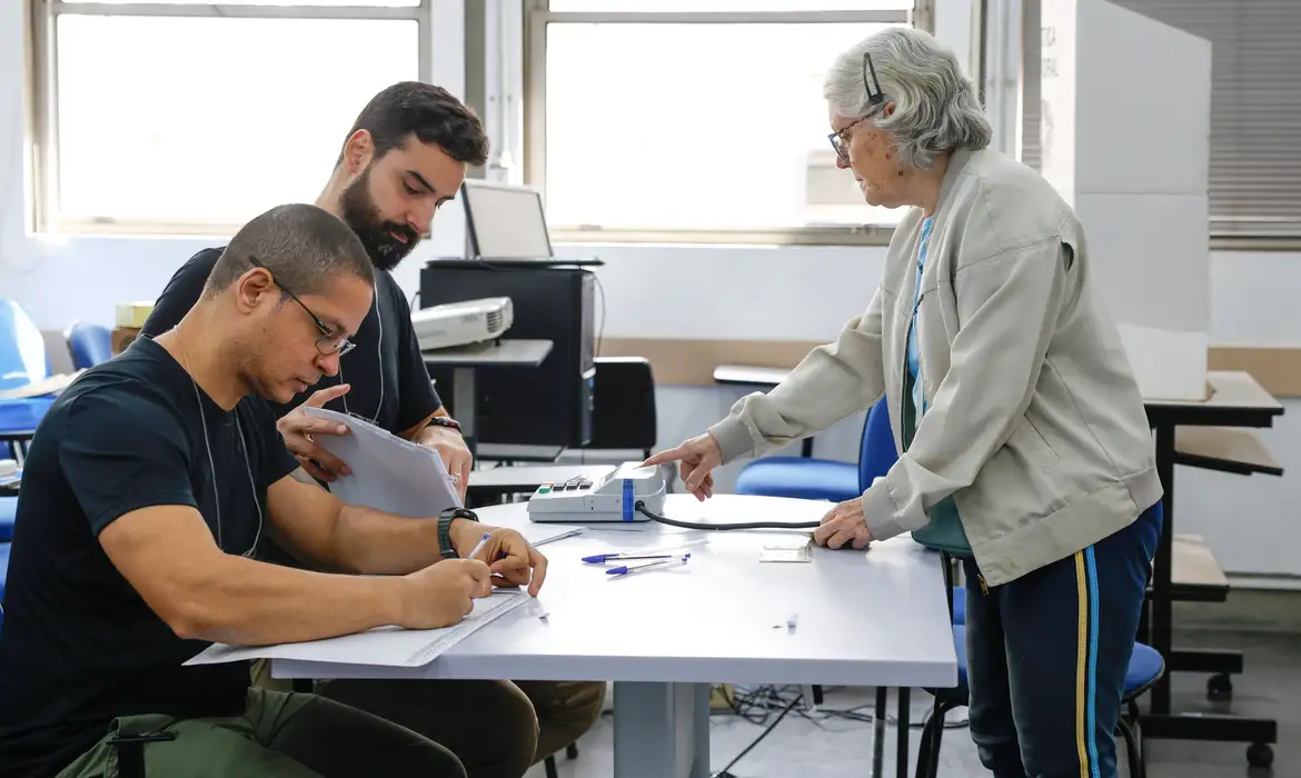 (O boletim do tribunal foi divulgado às 15h. Não houve registro de votos em papel.)