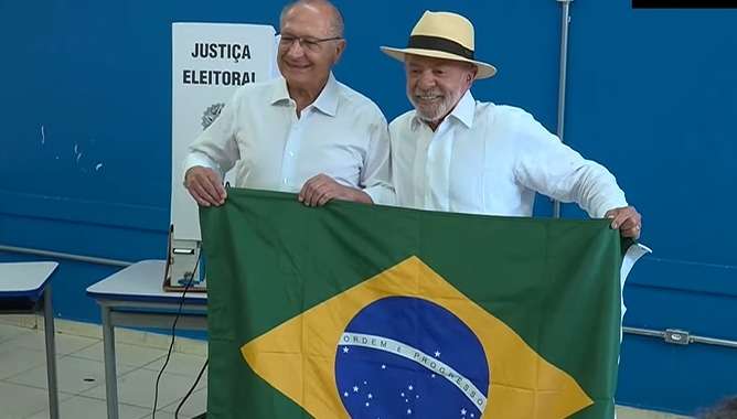 Presidente e candidato à reeleição chegou à escola João Firmino Correia de Araújo por volta das 9h deste domingo (4)