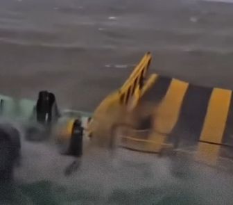 Imagem - Vídeo: Chuva forte e ondas gigantes assustam passageiros em balsa na baía do Marajó