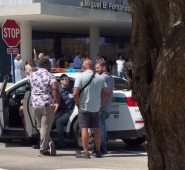 Imagem - Brasileiro é preso após se passar por agente do ICE em local de votação nos EUA
