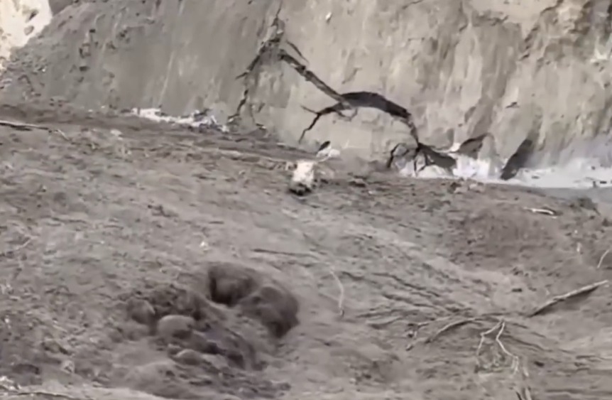 Imagem - Vídeo: Deslizamento provoca enxurrada de lama e detritos no Nepal