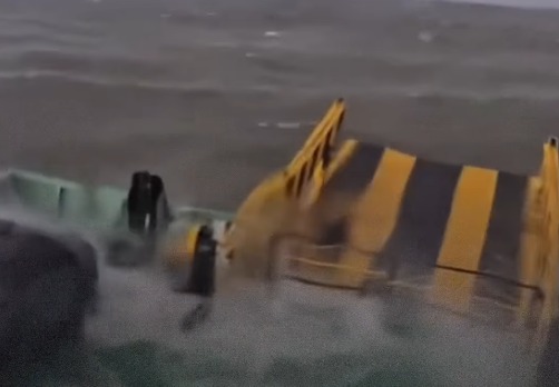 Imagem - Vídeo: Chuva forte e ondas gigantes assustam passageiros em balsa na baía do Marajó