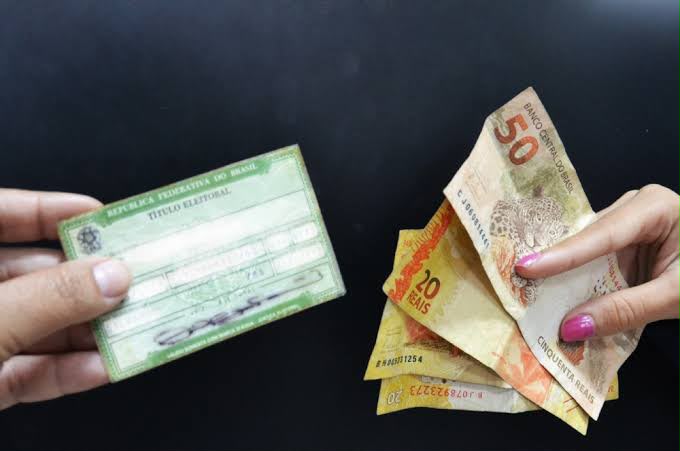 Detidos estavam com dinheiro em espécie, materiais de campanha e um caderno com anotações relacionadas à campanha eleitoral.

