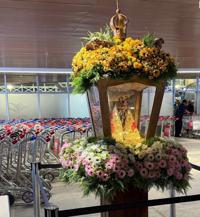 Imagem Peregrina de Nossa Senhra de Nazaré no aeroporto internacional de Belém