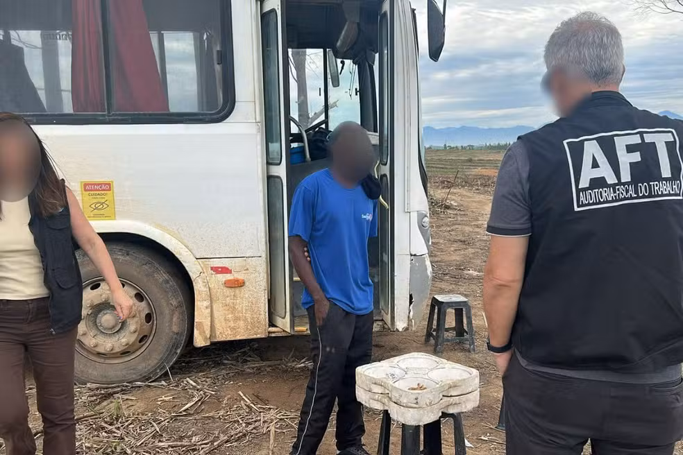 Os trabalhadores tinham condições precárias de trabalho e dificuldades de acesso a cidade para atendimento médico -