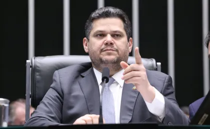 Alcolumbre está determinado a votar PEC que prevê fim da escala 6x1 antes do segundo turno