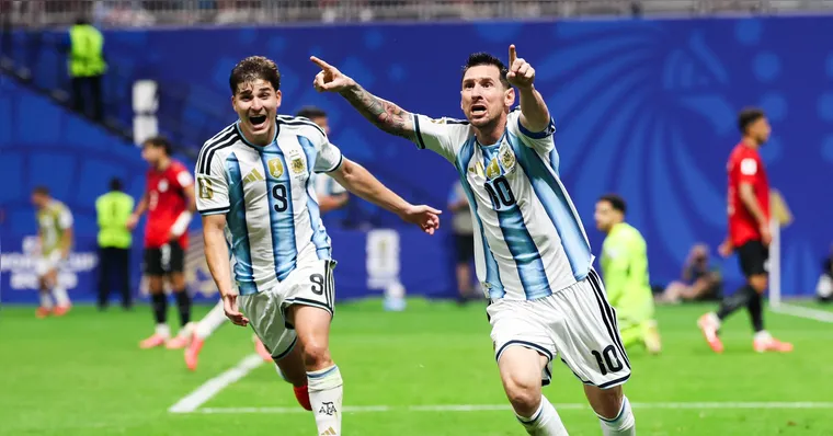 Camisa 10 enfrenta Benim em amistoso no Monumental de Núñez, em Buenos Aires, em uma noite preparada para homenagear o craque