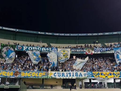 Torcida Bicolor no setor visitante do estádio Couto Pereira, em 2025 -