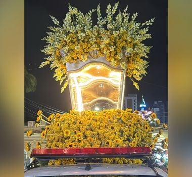 Imagem - Amarelo e girassóis marcam decoração da berlinda no Traslado dos Carros